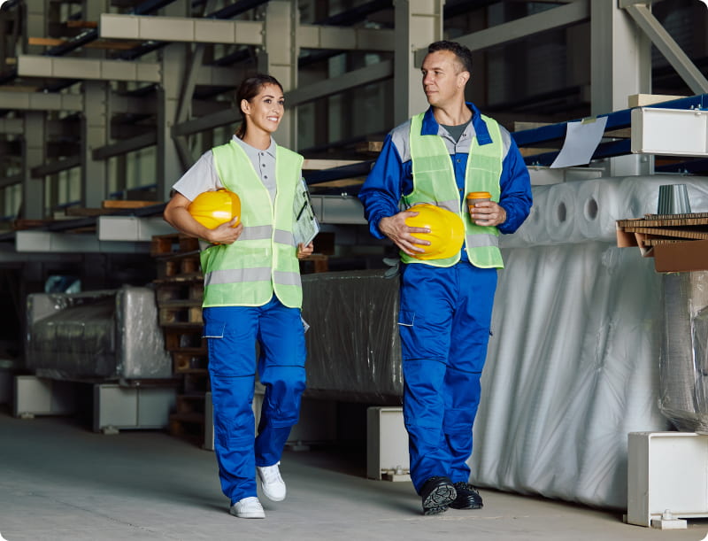 Munkavállalók komfortos hőmérsékletben sétálnak